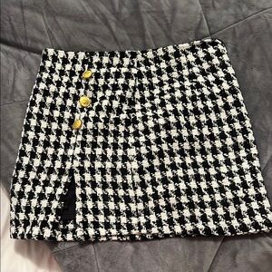 Chic Black and White Houndstooth Skirt